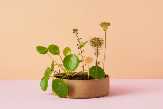 Buket af små vilde blomster lavet i messing